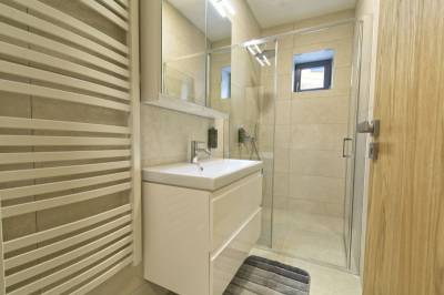 Kúpeľňa so sprchovacím kútom, Vila DOMOVINA, Vysoké Tatry