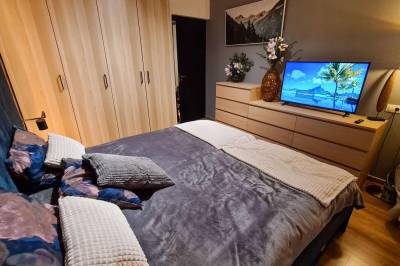 Spálňa s manželskou posteľou a LCD TV s Netflixom, Apartmanica St. Ivan Rilski SPA Resort 101-12, Bansko, Bansko