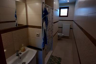 Kúpeľňa so sprchovacím kútom a toaletou, Chata Ballek, Vitanová