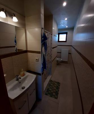 Kúpeľňa so sprchovacím kútom a toaletou, Chata Ballek, Vitanová