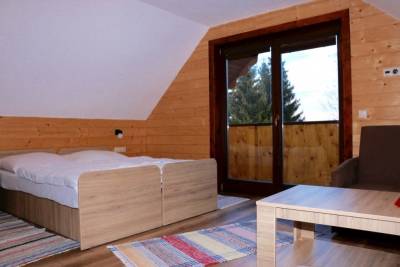 Spálňa s manželskou posteľou a rozkladacím kreslom, Chata Hajdukovo, Látky