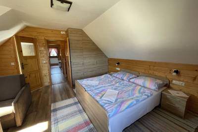 Spálňa s manželskou posteľou a rozkladacím kreslom, Chata Hajdukovo, Látky