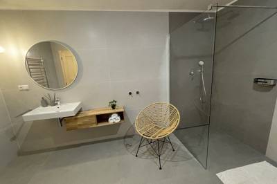 Moderná kúpeľňa so sprchovacím kútom, Drevenica Verbena, Demänovská Dolina
