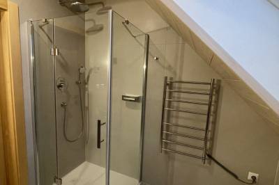 Moderná kúpeľňa so sprchovacím kútom, Drevenica Verbena, Liptovský Mikuláš