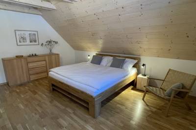 Spálňa s manželskou posteľou a kreslom, Drevenica Verbena, Demänovská Dolina