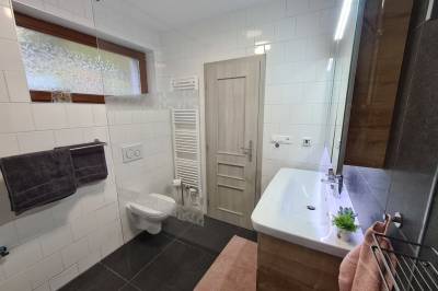 Kúpeľňa so sprchovacím kútom a toaletou, Apartmán Piri, Mýto pod Ďumbierom
