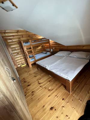 Spálňa s manželskou a poschodovou posteľou, Zrubová chata Sylvester, Oravská Lesná