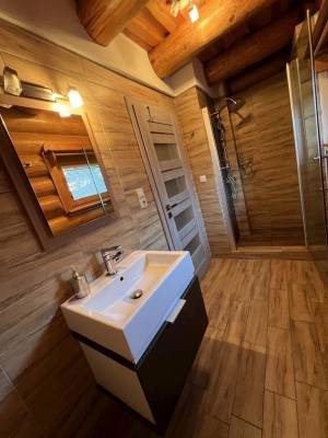 Kúpeľňa so sprchovacím kútom, Zrubová chata Sylvester, Oravská Lesná