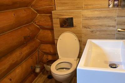 Kúpeľňa s toaletou, Zrubová chata Sylvester, Oravská Lesná
