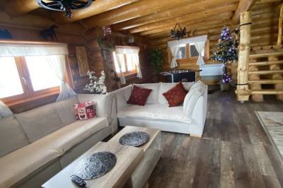 Obývačka s priestranným gaučom, Zrubová chata Sylvester, Oravská Lesná