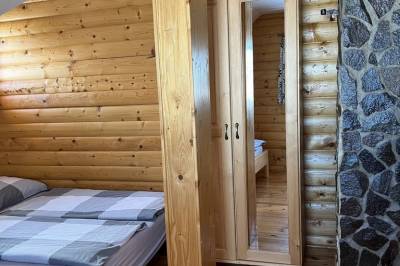 Spálňa s manželskými posteľami, Zrubová chata Sylvester, Oravská Lesná