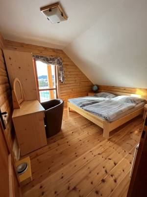 Spálňa s manželskou posteľou, Zrubová chata Sylvester, Oravská Lesná