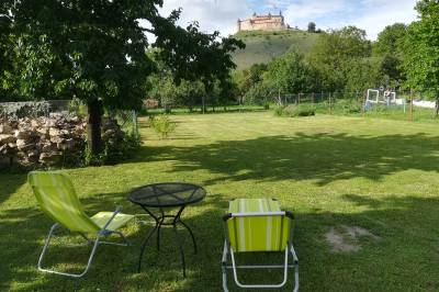Vonkajšie sedenie s výhľadom na hrad Krásna Hôrka, Ubytovanie Betty, Krásnohorské Podhradie