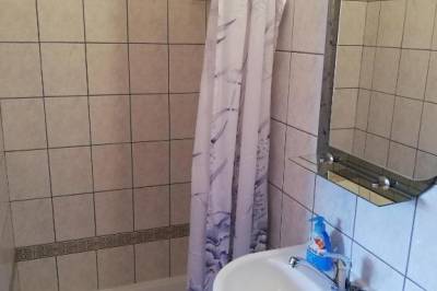 Kúpeľňa so sprchovacím kútom, Ubytovanie Betty, Krásnohorské Podhradie
