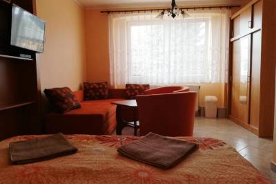 Izba s manželskou posteľou, sedačkou a LCD TV, Ubytovanie Betty, Krásnohorské Podhradie