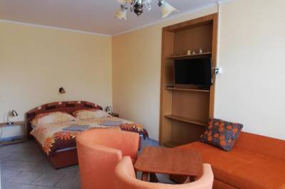 Izba s manželskou posteľou, LCD TV a sedačkou, Ubytovanie Betty, Krásnohorské Podhradie