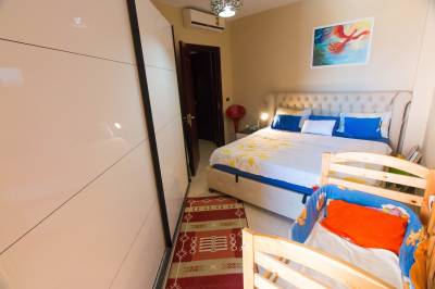 Apartmán 430 H - spálňa s manželskou posteľou a detskou postieľkou, Apartmány Samra Bay Resort &amp; Aquapark v Hurghade, Hurgada