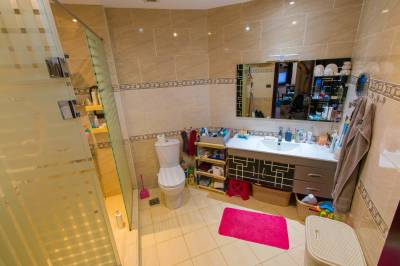 Apartmán 430 H - kúpeľňa so sprchovacím kútom a toaletou, Apartmány Samra Bay Resort &amp; Aquapark v Hurghade, Hurgada