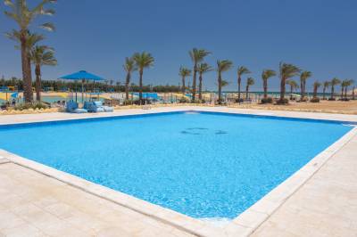 Bazén pri pláži v rezorte, Apartmány Samra Bay Resort &amp; Aquapark v Hurghade, Hurgada