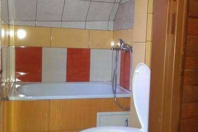 Kúpeľňa s vaňou a toaletou v podkrovnom štúdiu, Chata Ivka, Leštiny