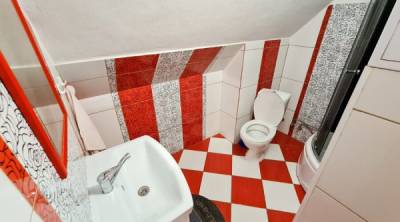 Kúpeľňa so sprchovacím kútom a toaletou, Chata Oravka, Pokryváč