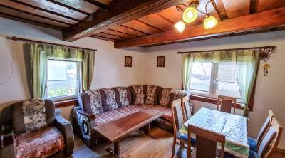Obývačka s rozkladacím gaučom a jedálenským sedením, Chata Oravka, Pokryváč