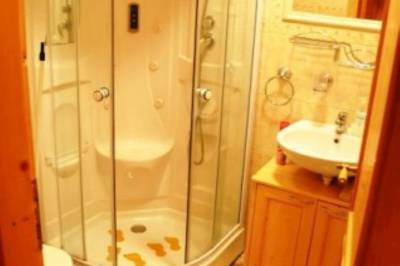 Kúpeľňa so sprchovacím kútom, Rodinný penzión Alpinka, Oščadnica