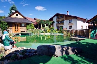Exteriér ubytovania s vonkajším bazénom v Oščadnici, Rodinný penzión Alpinka, Oščadnica