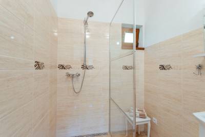 Kúpeľňa so sprchovacím kútom, Miluškina chalúpka, Banská Štiavnica