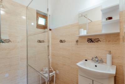 Kúpeľňa so sprchovacím kútom, Miluškina chalúpka, Banská Štiavnica