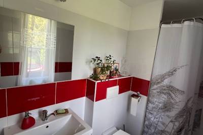 Kúpeľňa so sprchovacím kútom a toaletou, Greenroom, Nová Lesná