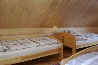 Spálňa s manželskou a 1-lôžkovými posteľami, Drevenice u Jozefa, Oravský Podzámok