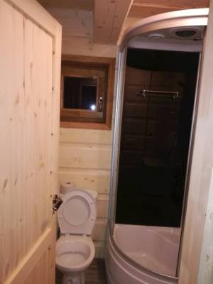 Kúpeľňa so sprchovacím kútom a toaletou, Drevenice u Jozefa, Oravský Podzámok
