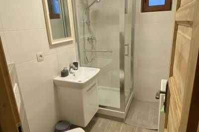 Izba Goral - kúpeľňa so sprchovacím kútom a toaletou, Chata Dolina v Bachledke, Ždiar