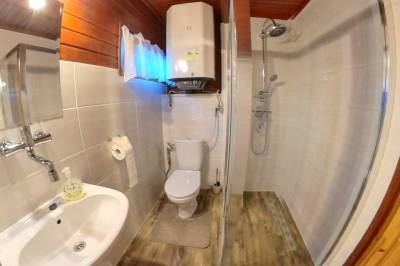 Kúpeľňa so sprchovacím kútom a toaletou, Chata Zuzana, Hrabušice