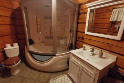 Kúpeľňa so sprchovacím kútom a toaletou, Chata Viktória, Raková