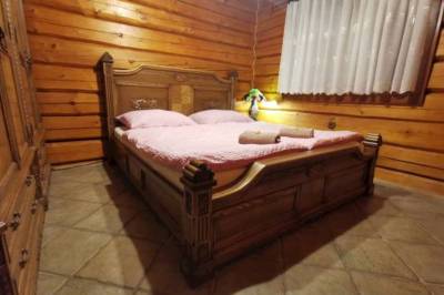 Spálňa s manželskou posteľou, Chata Viktória, Raková