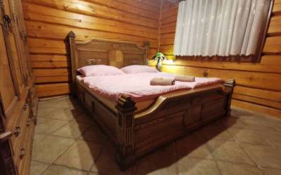 Spálňa s manželskou posteľou, Chata Viktória, Raková