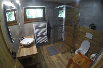 Kúpeľňa so sprchovacím kútom a toaletou, Chata Macejko, Smižany