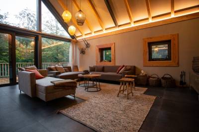 Presvetlená obývačka s gaučovým sedením, Chalet Salamandra, Hodruša - Hámre