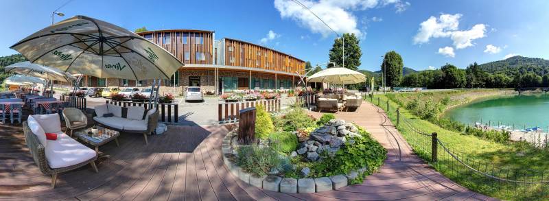 Terasa so sedením pri jazere, Hotel Salamandra, Hodruša - Hámre