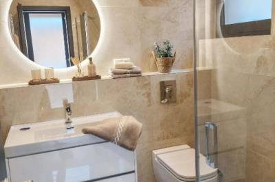 Kúpeľňa so sprchovacím kútom a toaletou, Wellness chalet Vénus, Liptovský Mikuláš