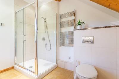 Kúpeľňa so sprchovacím kútom a toaletou, Chalet Le Pré, Oščadnica