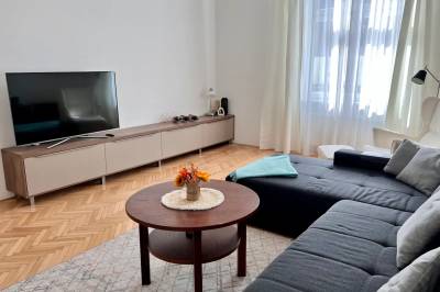 Obývačka s rozkladacím gaučom a LCD TV, Moderný byt v Starom Meste, Bratislava