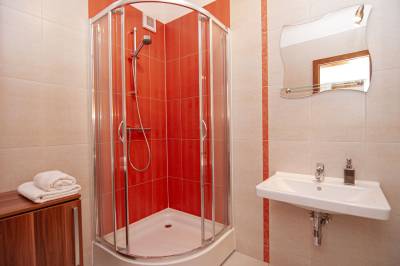 Kúpeľňa so sprchovacím kútom, APARTMÁNY SILEAS, Veľká Lomnica