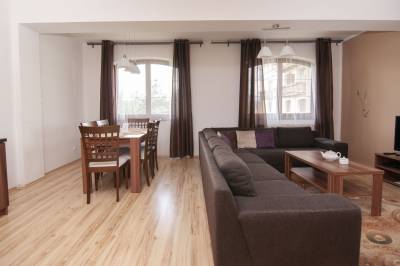 Apartmán Deluxe - obývačka s gaučom, LCD TV a jedálenským sedením, APARTMÁNY SILEAS, Veľká Lomnica