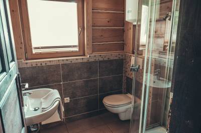 Kúpeľňa so sprchovacím kútom a toaletou, SUDOPARK - Kysucká chalupa, Klokočov