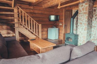 Mezonetový apartmán č. 1 - obývačka s rozkladacím gaučom, TV a kachľami, SUDOPARK - Drevenica u Igora, Klokočov