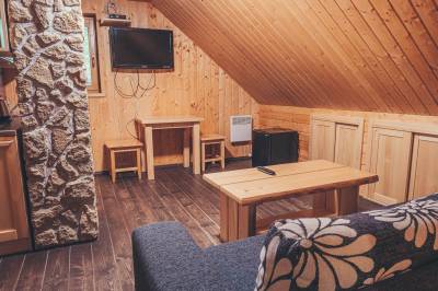Izba č. 34 - obývačka s gaučom a LCD TV, SUDOPARK - Meštiansky dom, Klokočov
