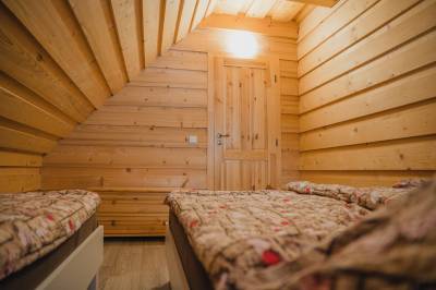 Spálňa s manželskou a 1-lôžkovou posteľou, Chalúpka pod lesom Zázrivá, Zázrivá